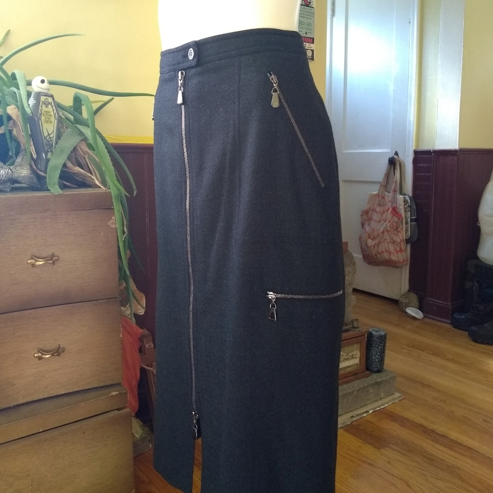 Wool Skirt with zip details. Size 2. - Picture 4 of 8